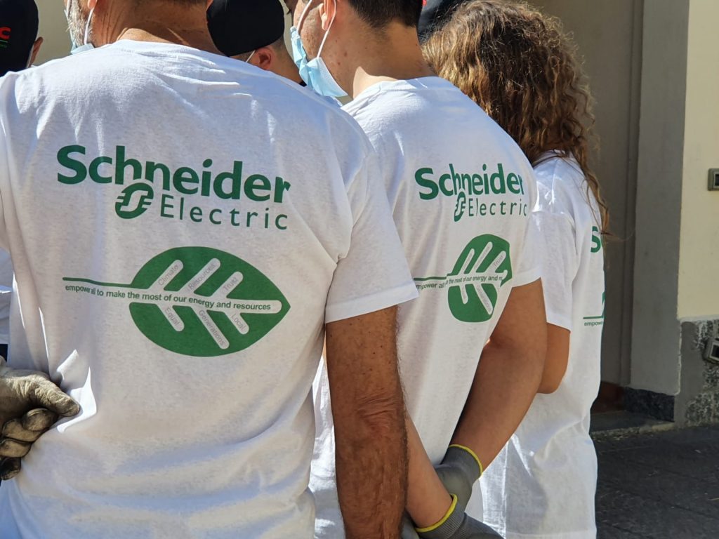 Schneider Electric sostenibilità volontari