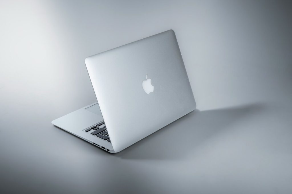 Perché i Dati di sistema occupano così tanto spazio su Mac (e come risolverlo) Dati di sistema mac - macbook -unsplash