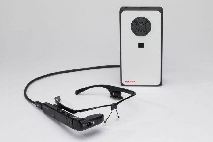 Toshiba_dynaEdge with glasses_01